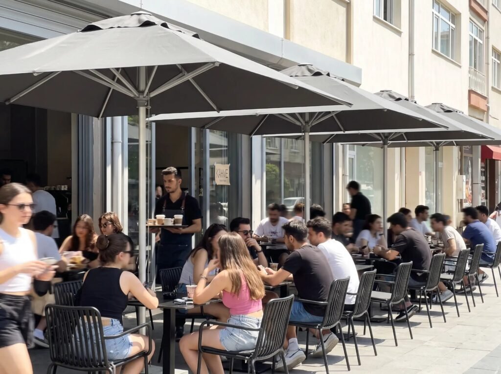 Cafe restaurant şemsiyesi ile kaplanmış oturma alanı