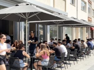 Cafe restaurant şemsiyesi ile kaplanmış oturma alanı