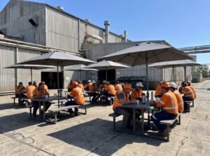 Fabrika dinlenme alanında şemsiyeler