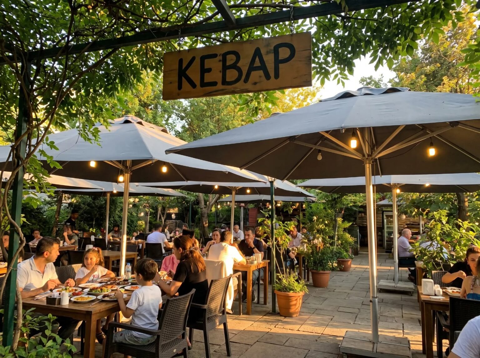 Kebapçı bahçesinde kare şemsiyeler