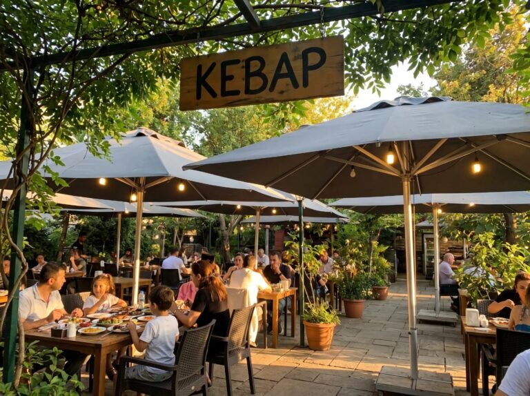 Kebapçı bahçesinde kare şemsiyeler