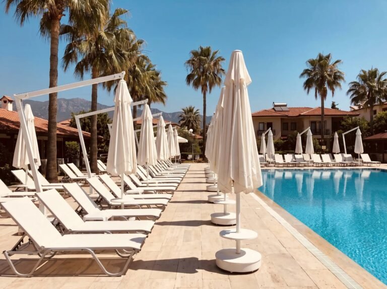 Otel havuz başında şemsiyeler