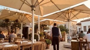 Restoran terasında lale şemsiyeler, akşam ışığı