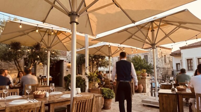 Restoran terasında lale şemsiyeler, akşam ışığı