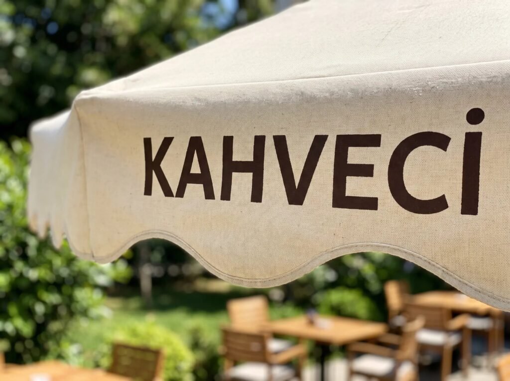 Şemsiye saçağına logo baskısı yakın plan
